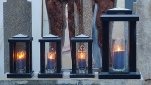 Лампада из гранита с узорами на стеклах